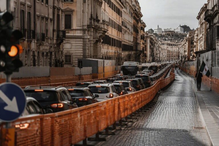 Roma bloccata: incidenti, manifestazioni e cantieri creano caos