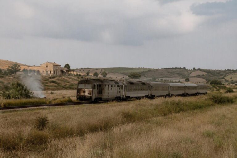 Treni in tilt tra Roma e Napoli: incendi, cancellazioni e bus sostitutivi