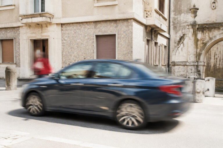 Violenza domestica a Roma: l’ex marito accoltella la moglie e fugge con il figlio