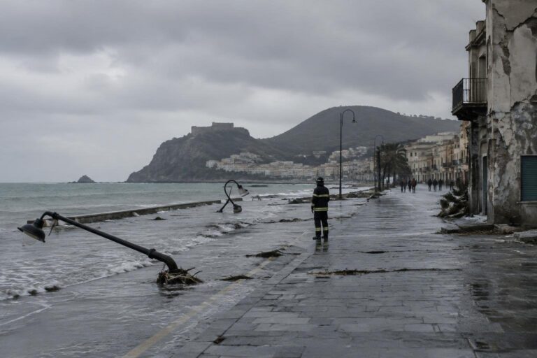Allagamenti e frane nel Sud: emergenza a Lipari e Pomezia