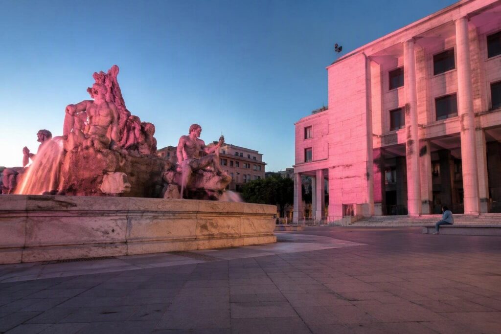 Mese rosa a Cisterna: Fontana Biondi e Polizia si tingono di rosa