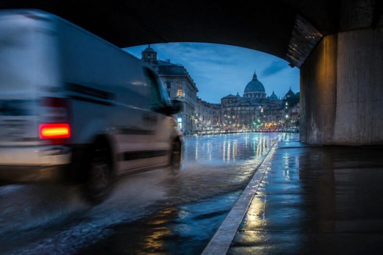 Pioggia torrenziale a Roma: allagamenti e fermate della Metromare