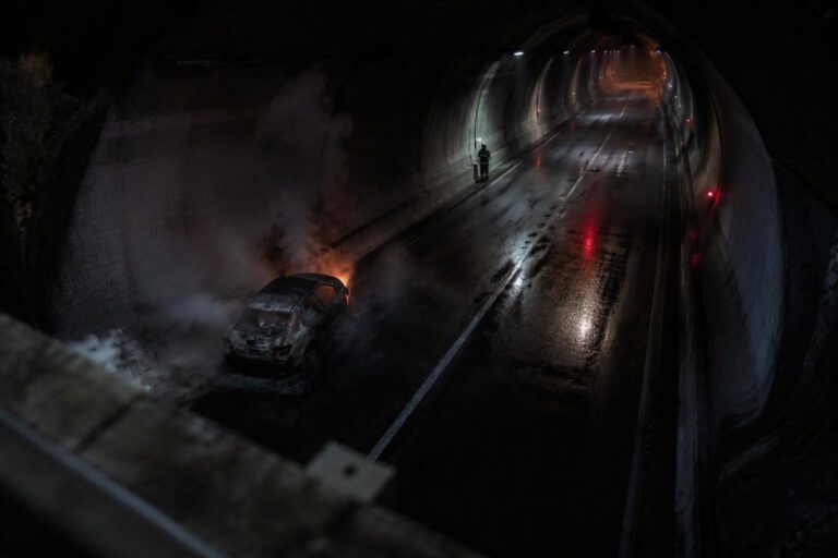 Auto in fiamme nel tunnel di Olbia: disagi e chiusura della galleria