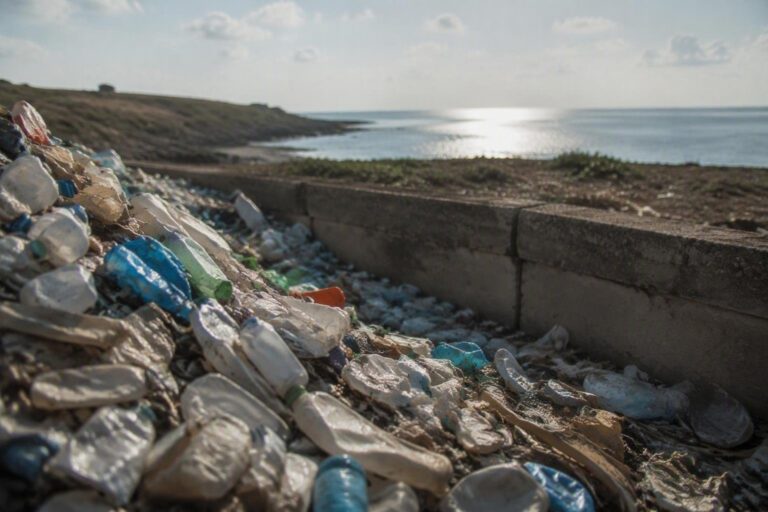 Crisi del riciclo plastica: Puglia e Sardegna chiedono interventi urgenti