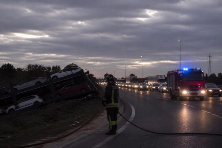 Grave incidente stradale a Bari: autotreni fuori controllo e intervento dei Vigili del Fuoco