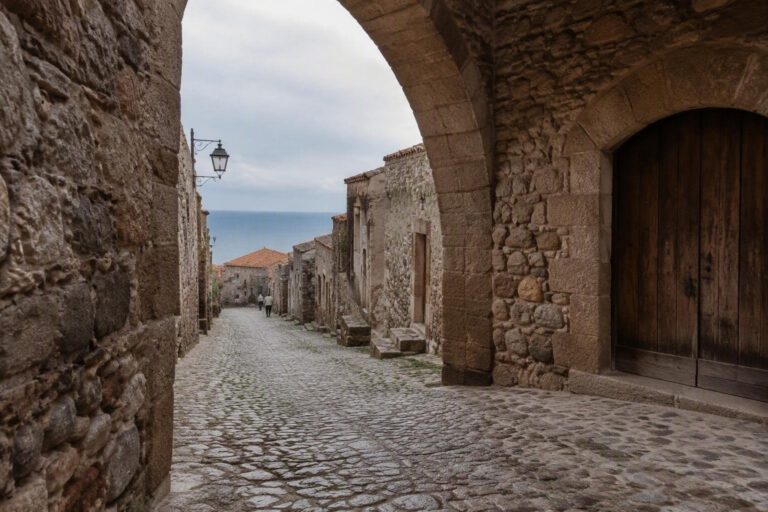 Guida ai borghi sardi per una lettura immersiva e serena