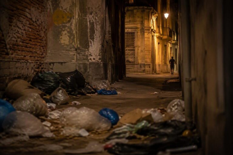 Rifiuti abbandonati a Cagliari e Lecce: denunce e richieste di intervento