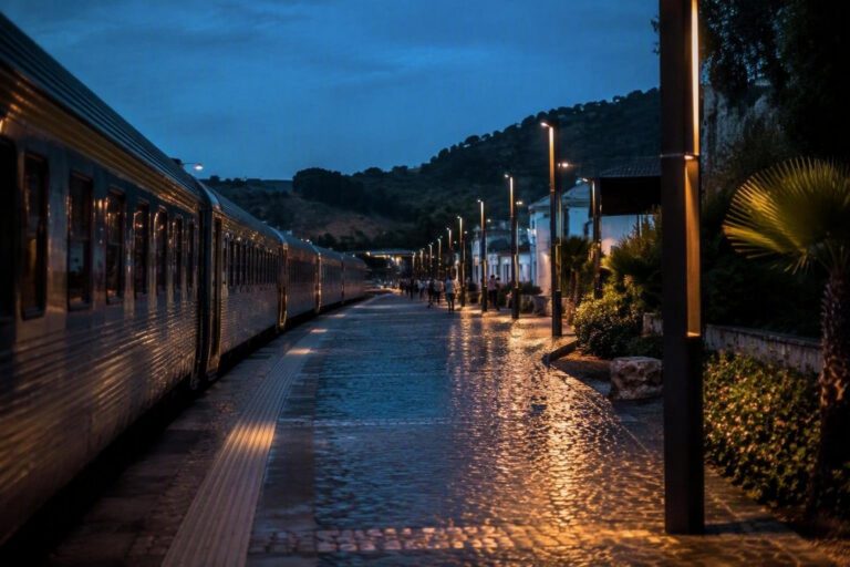 Treno regionale 4748: passeggeri scendono a San Gavino Monreale per il caldo soffocante