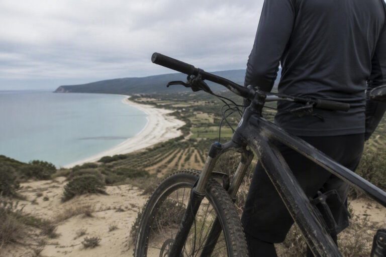 MTB in Sardegna: guida agli itinerari più accessibili tra mare e entroterra
