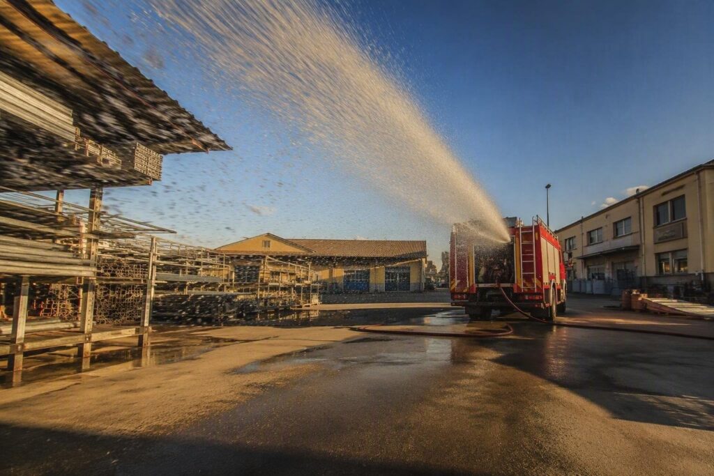Nuoro, incendio nella zona industriale di Pratosardo: come è stato evitato il peggio