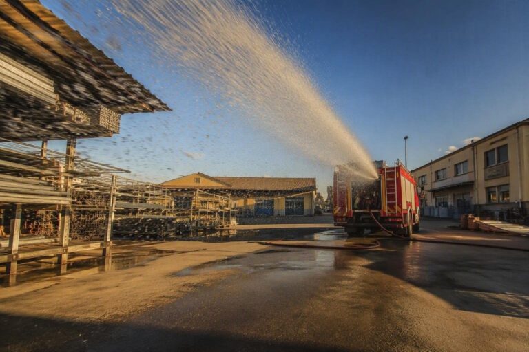 Nuoro, incendio nella zona industriale di Pratosardo: come è stato evitato il peggio