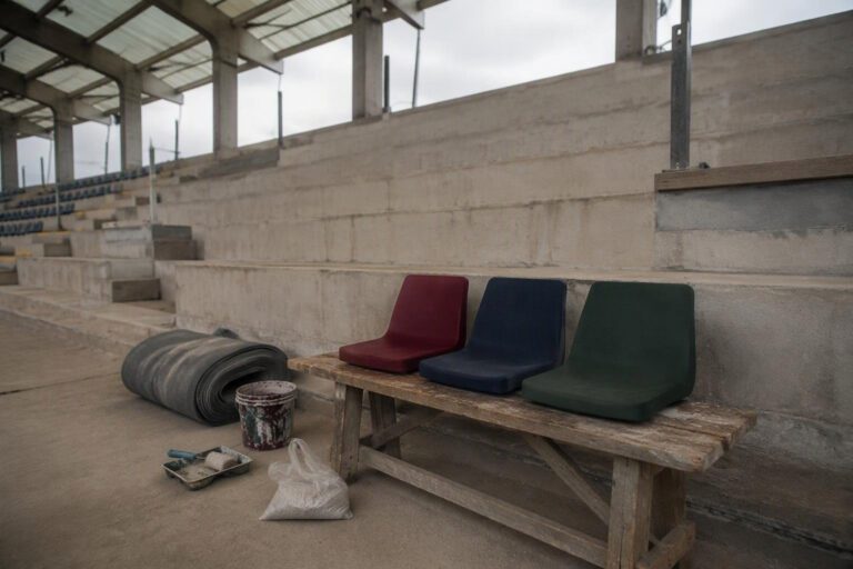 Rinnovate le gradinate di Telti: 280 sedili nei colori storici