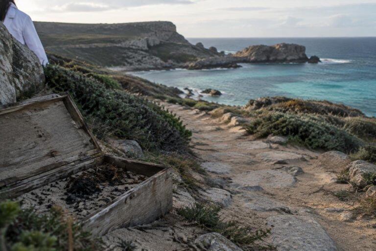 Memoria e solidarietà: le ceneri di Monica e Giorgia nell’oceano sardo