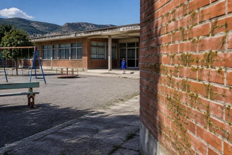 Scuola di via Deffenu invasa da escrementi di cani: lanciati gli alibi
