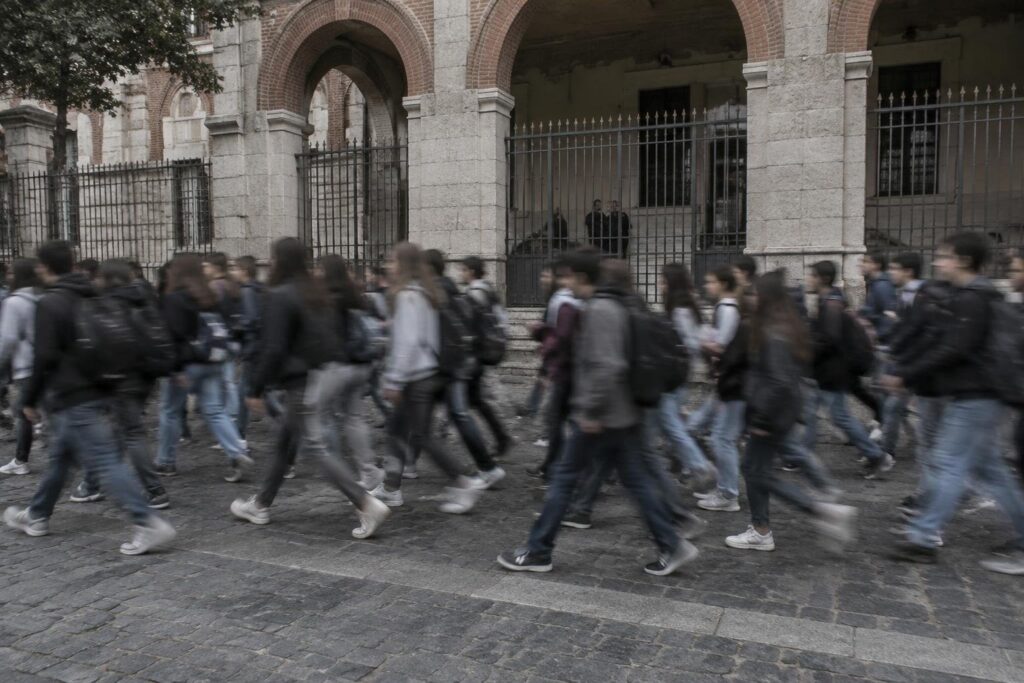 Scuole chiuse a Cagliari per topi: gli studenti protestano in piazza