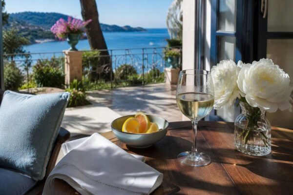 How to Dress and Decorate with Riviera-Inspired Elegance