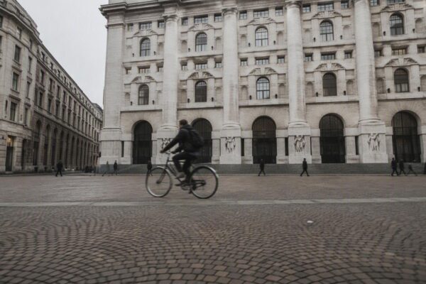 Ftse Mib in rosso: Amplifon e Stellantis tra i titoli in difficoltà