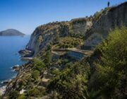 Ischia: sequestrato villaggio abusivo mimetizzato tra gli scogli