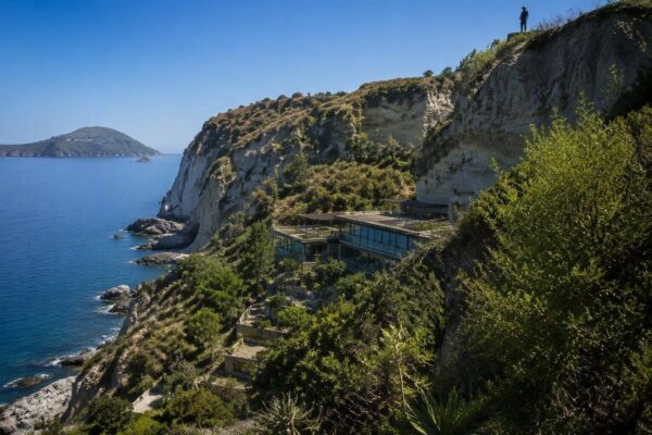Ischia: sequestrato villaggio abusivo mimetizzato tra gli scogli