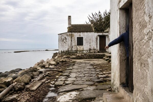 Acquistare una casa al mare a prezzi minimi e gestire gli affitti senza illegalità