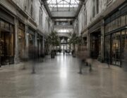 Divertimento nei mall e minaccia per le piccole botteghe