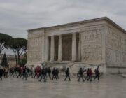 Summit immobiliare a Roma: investitori all'Ara Pacis e protesta