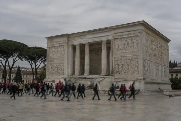 Summit immobiliare a Roma: investitori all'Ara Pacis e protesta