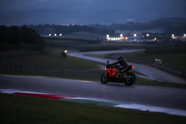Bulega e la Ducati dominano le prove al Mugello: prime indicazioni sulle 850cc