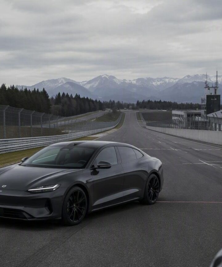 La berlina elettrica Mercedes-AMG CLA 45 4MATIC+ domina la Nordschleife con un tempo record
