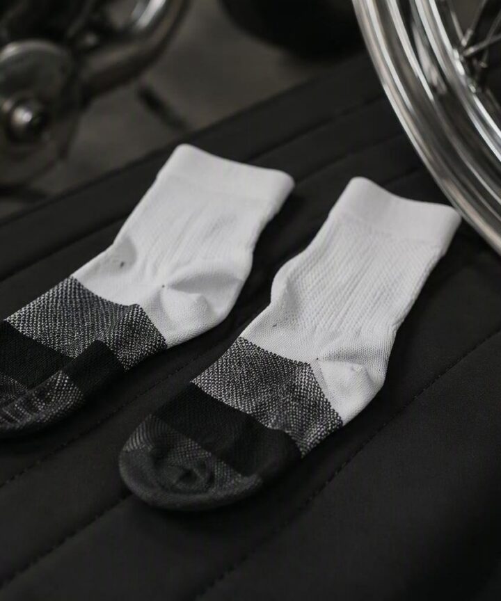 Scopri le calze da ciclismo EKOI Racing Aero Pro per prestazioni ottimali