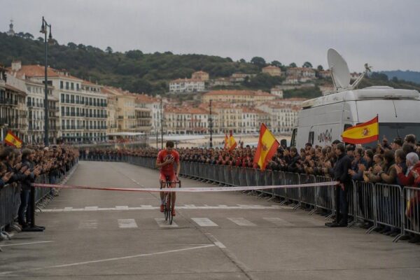Vuelta a España 2026: Coquard vince la tappa, Pogačar si ritira