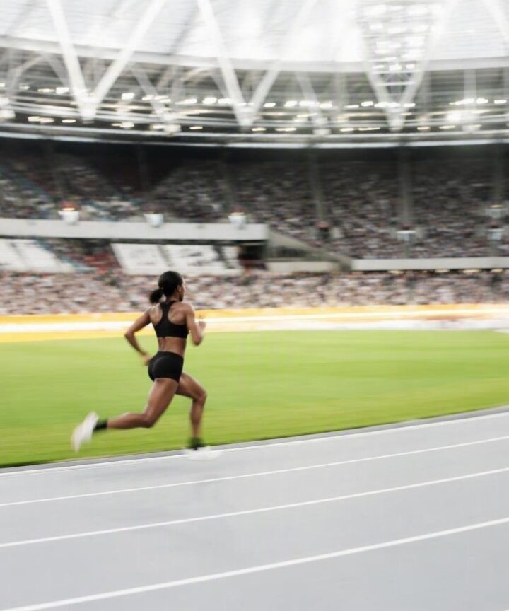 Athlos sfida il modello tradizionale con gare sprint e salto in lungo