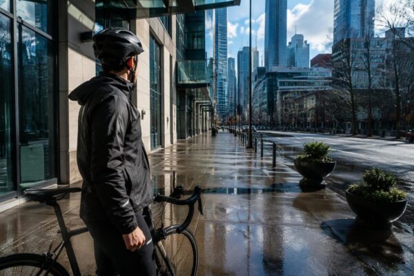 Come scegliere la giacca impermeabile perfetta per la bici