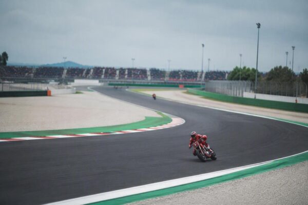Marc Marquez domina la gara sprint a Misano: Bezzecchi e Martin sul podio