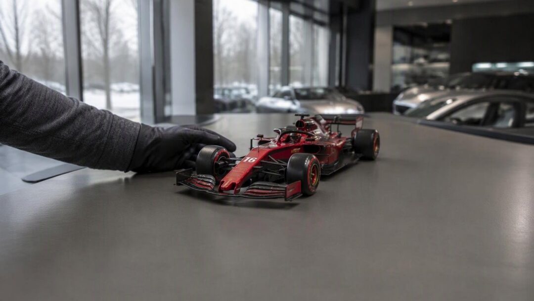 Modello Bburago Ferrari SF-25 #16 in promozione Oktoberfest 2026