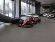 Modello Bburago Ferrari SF-25 #16 in promozione Oktoberfest 2026