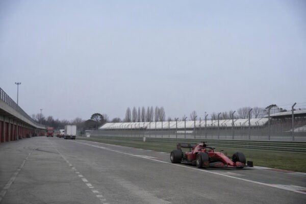 Test Pirelli a Imola: la Ferrari con Hamilton e Leclerc per lo sviluppo delle gomme 2027