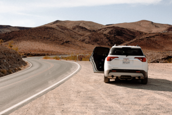 Weekend fuori porta in auto: come prepararsi alla guida in ogni stagione