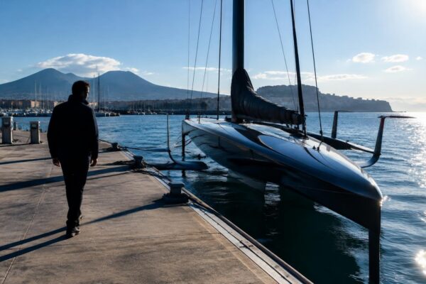 Bagnoli accoglie il nuovo AC75 del team GB1 prima della 38ª America’s Cup