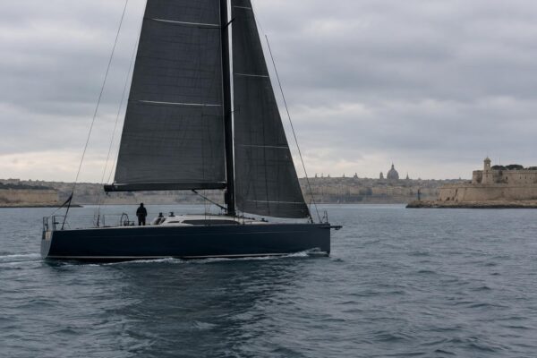 Black Jack 100 guida la flotta: le chiavi della Middle Sea Race