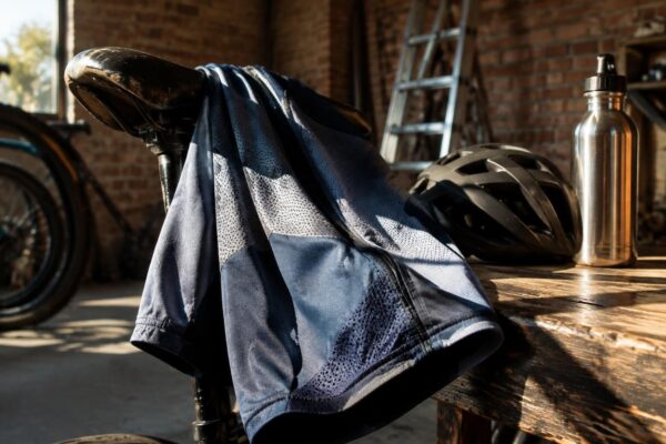 Come scegliere la maglia da ciclismo uomo: traspirabilità e vestibilità