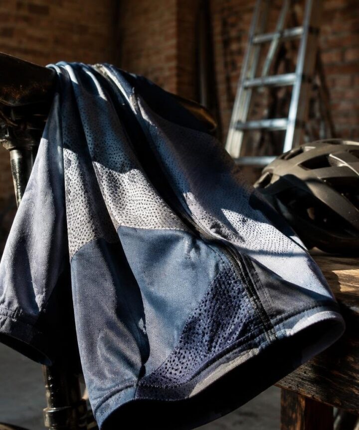 Come scegliere la maglia da ciclismo uomo: traspirabilità e vestibilità