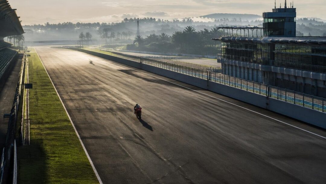 Prima libera a Sepang: Marquez al top, Bezzecchi insegue Acosta