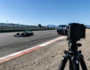 Scopri la nuova Leica Q3 43 Formula 1®, una fotocamera da corsa