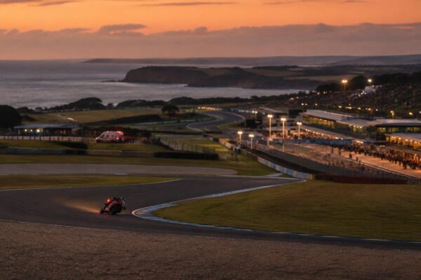 Sprint di Phillip Island: Márquez in testa, Martin sedato dal medico