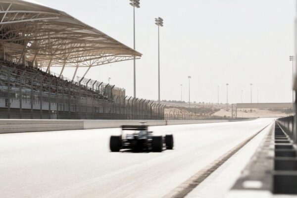 Verstappen domina a Bahrain, pressione fiscale sull'F1 italiana