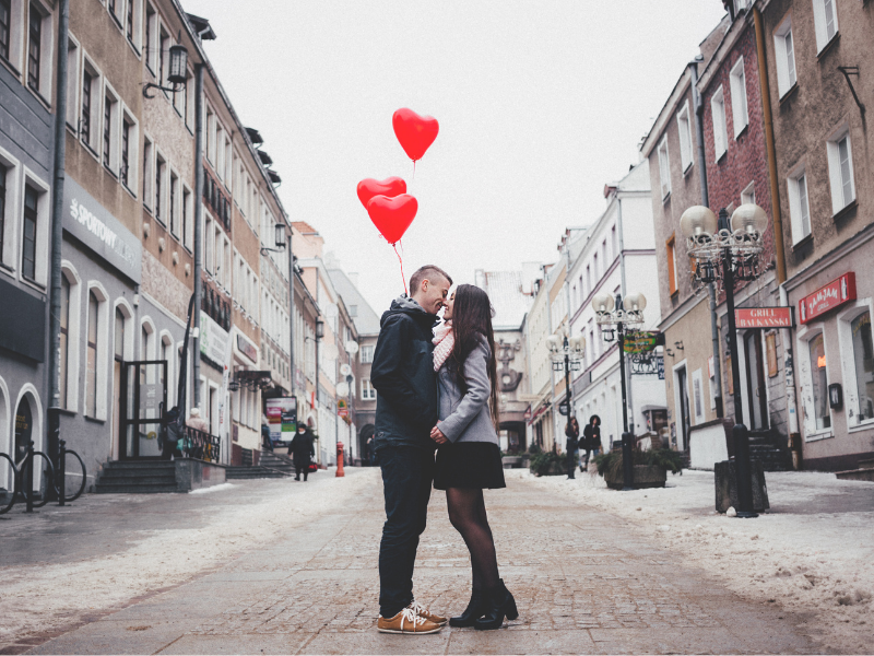 73 frasi di bacio: messaggi romantici da dedicare