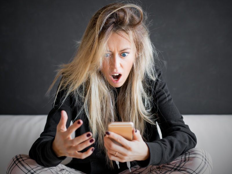 Siamo gelosi? Il 60% guarda segretamente il cellulare del proprio partner