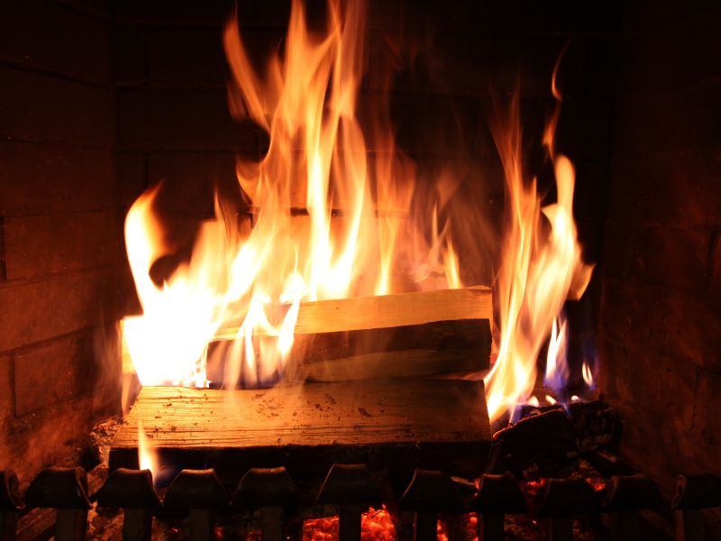 Sogni un caminetto: calore da casa o via di fuga?