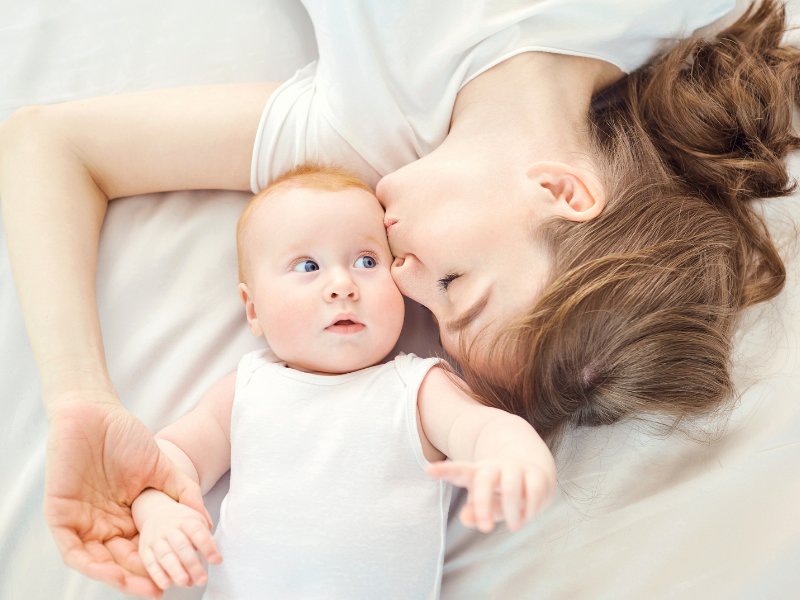 Festa della mamma: tenerissime congratulazioni per una neomamma